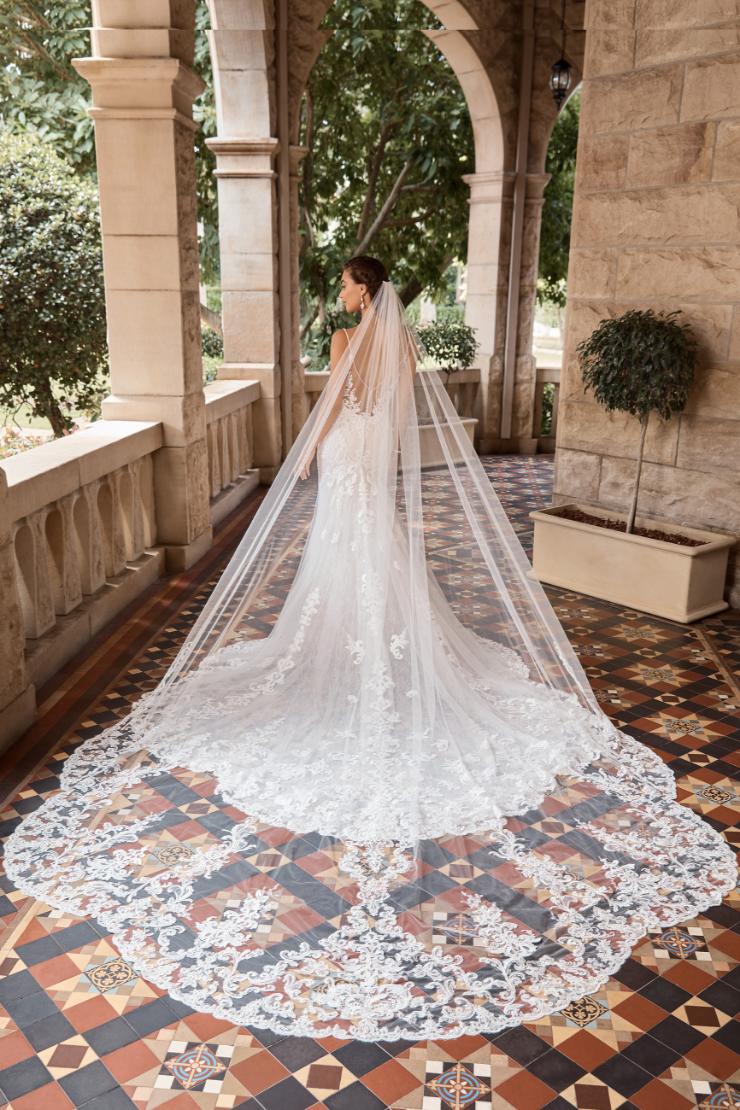 Grand Breath-Taking Petal-Shaped Veil